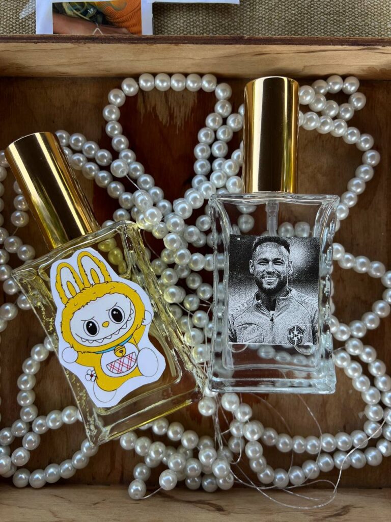 Учасники змішують ефірні олії, створюючи власну парфумну композицію.